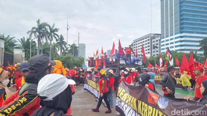 Massa buruh menggelar aksi unjuk rasa di depan Gedung DPR RI, Jalan Gatot Subroto, Jakarta Pusat hari ini. Massa menyampaikan aspirasi kenaikan upah buruh. (Taufiq S/detikcom)