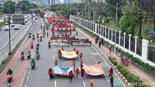 Massa buruh menggelar aksi unjuk rasa di depan Gedung DPR RI, Jalan Gatot Subroto, Jakarta Pusat hari ini. Massa menyampaikan aspirasi kenaikan upah buruh. (Taufiq S/detikcom)