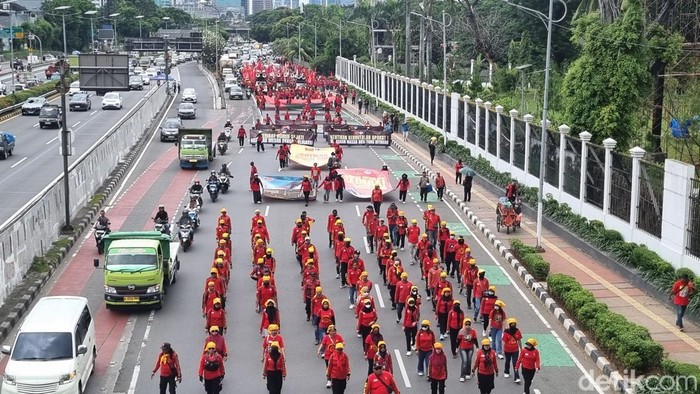 Massa buruh menggelar aksi unjuk rasa di depan Gedung DPR RI, Jalan Gatot Subroto, Jakarta Pusat hari ini. Massa menyampaikan aspirasi kenaikan upah buruh. (Taufiq S/detikcom)