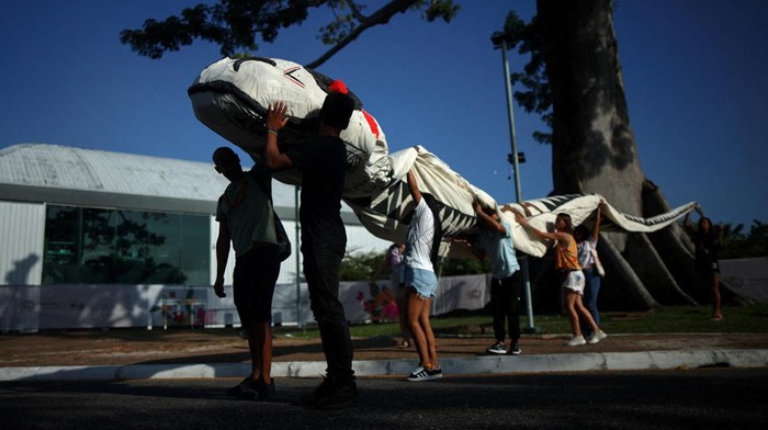 Konferensi Perubahan Iklim Perserikatan Bangsa-Bangsa (COP30) di Belem, Brasil, diwarnai aksi unjuk rasa dari masyarakat adat pada Kamis (6/11/2025). Mereka berkumpul di luar lokasi pertemuan untuk menyuarakan tuntutan terhadap para pemimpin dunia agar mengambil tindakan nyata dalam melindungi hutan dan menjaga keseimbangan iklim global. REUTERS/Adriano Machado