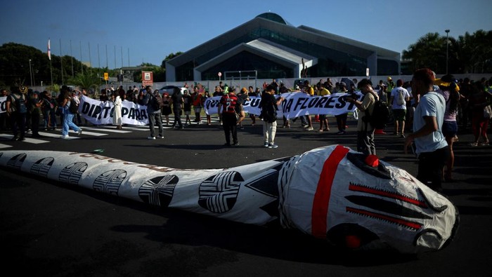 Konferensi Perubahan Iklim Perserikatan Bangsa-Bangsa (COP30) di Belem, Brasil, diwarnai aksi unjuk rasa dari masyarakat adat pada Kamis (6/11/2025). Mereka berkumpul di luar lokasi pertemuan untuk menyuarakan tuntutan terhadap para pemimpin dunia agar mengambil tindakan nyata dalam melindungi hutan dan menjaga keseimbangan iklim global. REUTERS/Adriano Machado