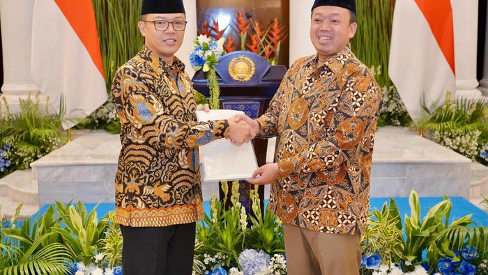 Menteri ATR/BPN Nusron Wahid menyerahkan sertifikat hak pakai untuk aset milik Kemenlu ke Menteri Luar Negeri Sugiono