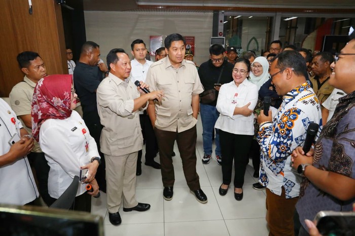 Menteri Dalam Negeri (Mendagri) Muhammad Tito Karnavian bersama Menteri Perumahan dan Kawasan Permukiman (PKP) Maruarar Sirait meninjau Mal Pelayanan Publik (MPP) Kota Semarang, Jawa Tengah, Rabu (5/11).