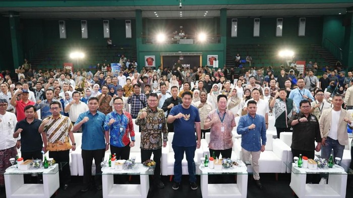 Menteri PKP Maruarar Sirait saat hadir dalam Sosialisasi Kredit Multiguna Usaha (KMU) Merdeka dan KPR Sejahtera BCA di GOR Djarum, Kudus, Kamis (6/11/2025).