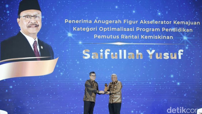 Menteri Sosial Saifullah Yusuf menerima penghargaan detikJatim awards 2025