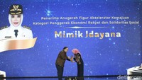 Mimik Idayana menerima Anugerah Figur Akselerator Kemajuan dalam kategori Penggerak Ekonomi Rakyat dan Solidaritas Sosial.