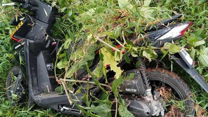 Temuan motor yang disembunyikan di semak-semak di kawasan hutan pinus Kajen.