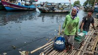 Nelayan membawa hasil tangkapan di Tempat Pelelangan Ikan Cituis, Tangerang, Banten, Kamis (6/11/2025). Aktivitas penangkapan dilakukan sesuai aturan kuota tahunan. Foto: ANTARA FOTO/Putra M. Akbar