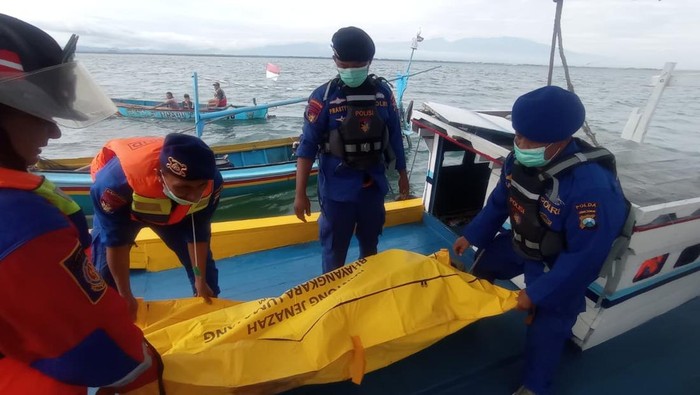 Evakuasi jenazah Nelayan di Probolinggo yang ditemukan tewas di perairan Dringu