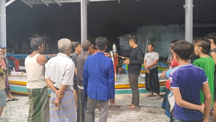 Proses evakuasi jenazah nelayan Panceng, Gresik yang tewas tenggelam