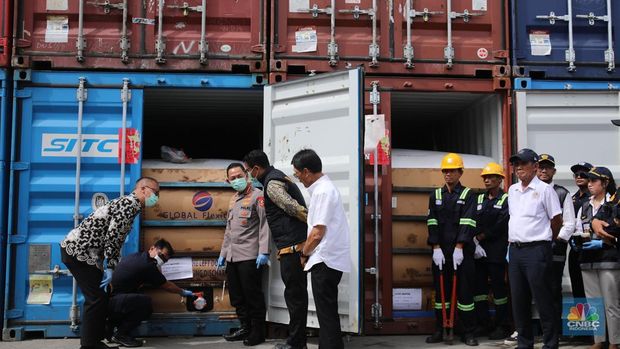 Barang bukti pelanggan ekspor produk turunan CPO di Buffer Area MTI NPCT 1, Cilincing, Jakarta, Kamis (6/11/2025). (CNBC Indonesia/Faisal Rahman)