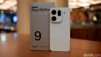 Untuk pasar Indonesia, Oppo Find X9 Pro dibanderol Rp19.999.000 untuk varian 16 GB/512 GB. Penjualan resmi dimulai melalui situs Oppo.com/id, toko resmi Oppo Store, dan mitra e-commerce seperti Shopee serta Lazada. Pre-order hingga 12 November 2025 menawarkan bonus seperti earbuds TWS, casing premium, dan voucher diskon servis. Foto: Adi Fida Rahman/detikINET