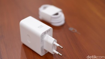 Oppo memberikan adaptor SuperVOOC 80W. Foto: Adi Fida Rahman/detikINET