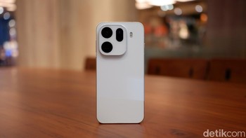 Di balik layar, Find X9 Pro dibekali chipset Mediatek Dimensity 9500 berbasis proses 3 nm, yang menjanjikan efisiensi daya tinggi. Konfigurasi CPU octa-core terdiri dari 1x4,21 GHz C1-Ultra, 3x3,5 GHz C1-Premium, dan 4x2,7 GHz C1-Pro, dipadukan GPU Arm G1-Ultra untuk performa grafis superior.  Foto: Adi Fida Rahman/detikINET