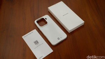 Dalammpaket penjualannya disertakan case silicon yang disesuaikan dengan warna perangkat. Foto: Adi Fida Rahman/detikINET