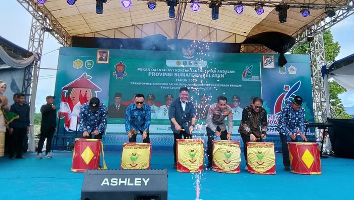 Bupati Empat Lawang, Gubernur Sumsel dan Kapolda saat membuka PEDA KTNA di Empat Lawang