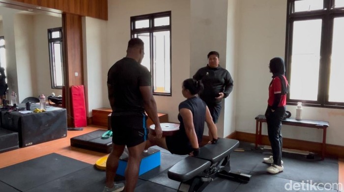 Kunjungan Chef de Mission SEA Games 2025 Bayu Priawan Djokosoetono ke Pelatnas Atletik di Pusat Pelatihan Atletik Pangalengan, Jawa Barat, Kamis (6/11/2025).