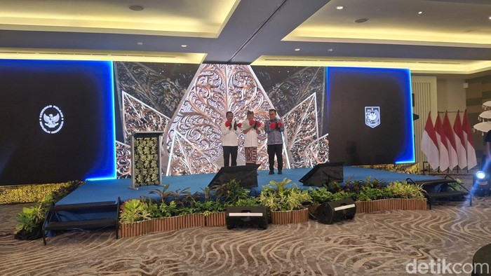 Pembukaan Rapat Koordinasi dan Sinkronisasi dalam rangka Harmonisasi Kewenangan Pusat dan Daerah melalui Evaluasi Implementasi Penyelenggaraan Pemerintahan Daerah di Benoa, Badung. Kamis (6/11/2025).