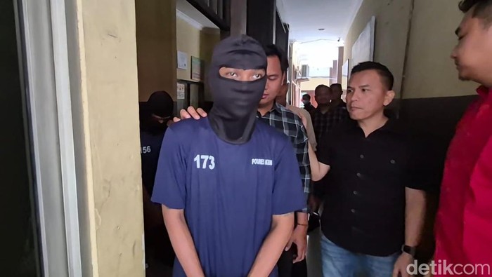 Tersangka bersama Kasat Reskrim Pllres Kendal AKP Bondan Wicaksono, Kamis (6/11/2025).