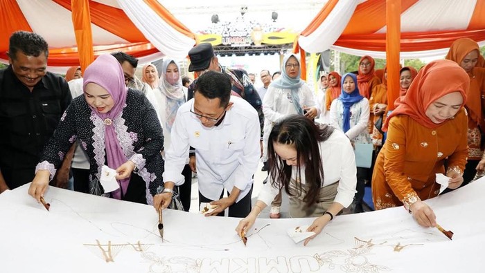 Wali Kota Batam Amsakar Achmad dan Wakil Wali Kota Batam Li Claudia meresmikan Gebyar UMKM Kota Batam 2025.