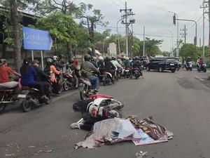 Terserempet Mobil, Pemotor Tewas Terlindas Truk di Driyorejo Gresik