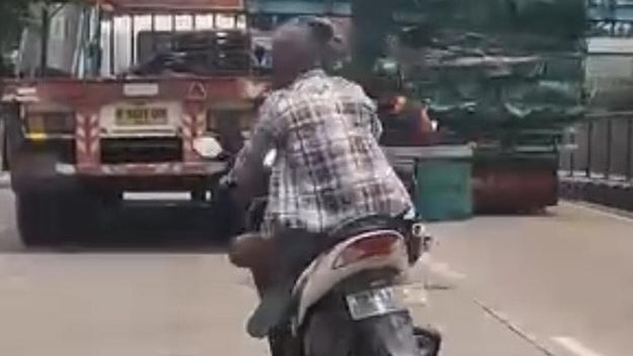 Pemotor ugal-ugalan mengintimidasi pengendara motor lainnya di Jalan Pantura Semarang-Kendal, Kecamatan Tugu, Kota Semarang, Kamis (6/11/2025).