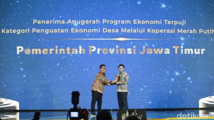 Pemprov Jatim menerima Anugerah Progam Ekonomi Terpuji