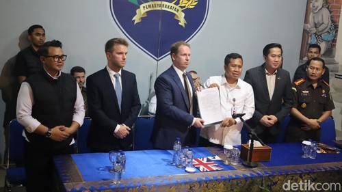 Penandatanganan perjanjian keberangkatan Sandiford dan Shahab ke Inggris, Kamis (6/11/2025). (Aryo Mahendro/detikBali).