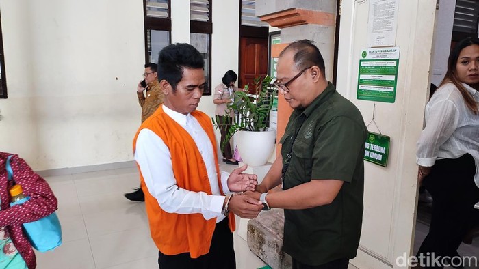 Foto: Siprianus Ra Mone (40) tampak diborgol kembali seusai menjalani persidangan di PN Denpasar, Kamis (6/11/2025) sore. (Ahmad Firizqi Irwan/detikBali)