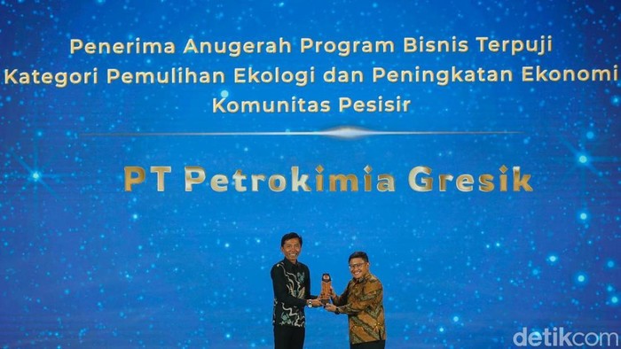 Penerima Anugerah Progam Bisnis Terpuji kategori Pemulihan Ekologi dan Peningkatan Ekonomi Komunitas Pesisir