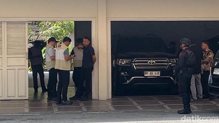 Penggeledahan oleh KPK. (Foto: Raja Adil Siregar/detikSumut)
