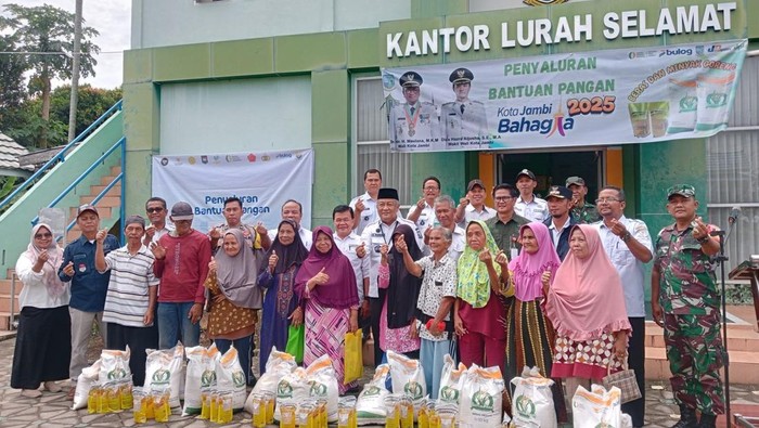Penyaluran pangan murah dari Pemkot Jambi ke warga