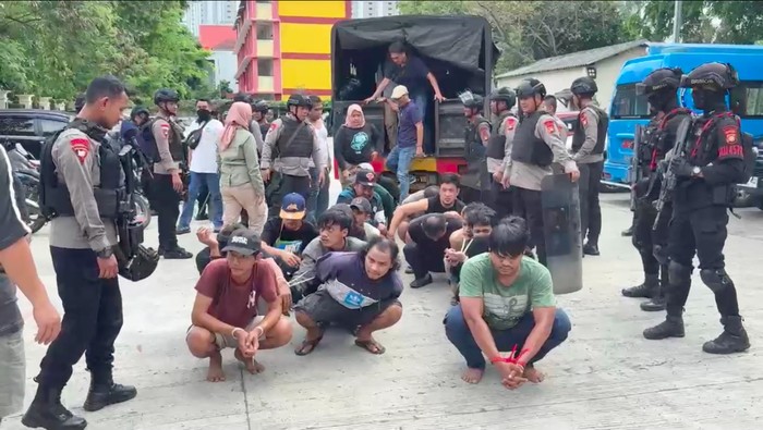 Peredaran narkoba masih terjadi di Kampung Bahari, Jakut. BNN bersama Brimob Polda Metro Jaya menggerebek Kampung Bahari sebagai komitmen memberantas narkoba. (dok BNN)