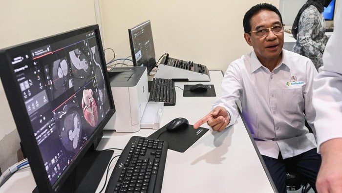 Wakil Menteri Kesehatan Benjamin Paulus melihat gambar yang dihasilkan alat CT Scan NAEOTOM Alpha Pro di Rumah Sakit Pantai Indah Kapuk (RS PIK), Penjaringan, Jakarta, Kamis (6/11/2025). RS PIK menjadi rumah sakit pertama di Asia yang mengadopsi alat CT Scan NAEOTOM Alpha Pro berteknologi photon counting yang lebih akurat dan lebih aman bagi semua kalangan pasien untuk meningkatkan layanan serta kemajuan layanan kesehatan Indonesia. ANTARA FOTO/Sulthony Hasanuddin/nz