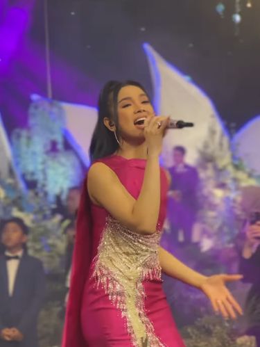 Jasa penyelenggara pernikahan ini mengunggah momen romantis, saat pengantin pria memberikan kejutan dengan mengundang idola dari pengantin wanita, Lyodra Ginting. Postingan tersebut langsung viral di media sosial.