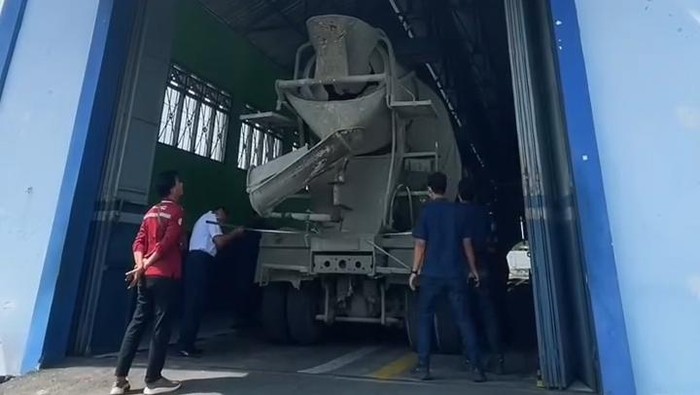 Petugas mengecek kondisi truk molen yang terlibat laka maut tewaskan 3 orang di Rongkop, Gunungkidul. Diunggah Kamis (6/11/2025).