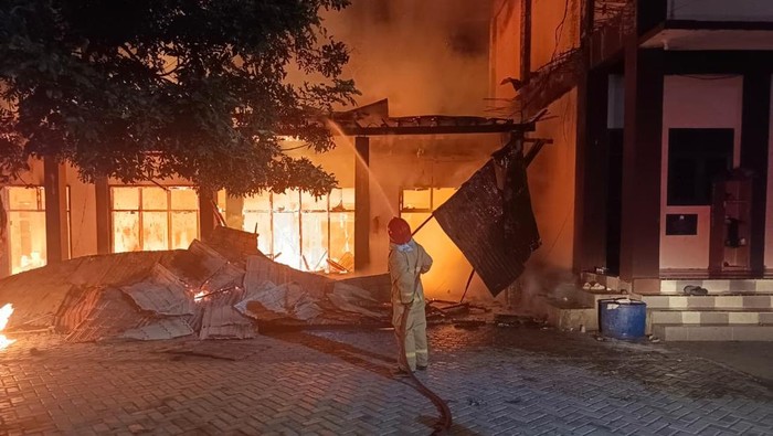 Petugas saat memadamkan api yang membakar pesantren Babul Maghfirah, Aceh Besar. (Foto: Dok Pemadam Kebakaran Aceh Besar).