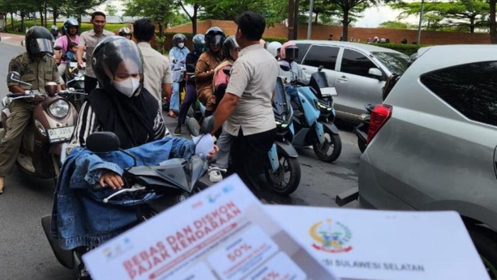 Petugas UPT Bapenda Sulsel Wilayah Gowa (Samsat Gowa) membagikan brosur sosialisasi insentif pajak kendaraan di kawasan Jalan Masjid Raya dan Jalan Tumanurung, Sungguminasa.