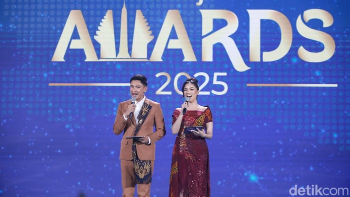 Pewara detikJatim Awards 2025 menggunakan gaun yang terinspirasi Sunrise of Java.