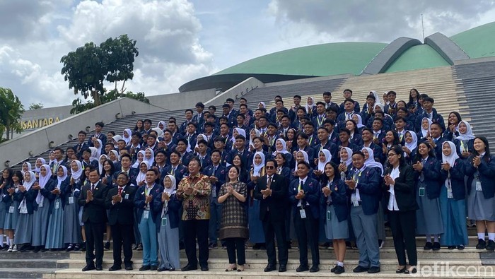 Pimpinan DPR RI membuka penyelenggaraan simulasi sidang Parlemen Remaja 2025, Kamis (6/11/2025).