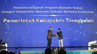Plt Kadiskominfo Trenggalek Arif Setiawan menerima Anugerah Progam Ekonomi Terpuji dalam kategori Akselerator Ekonomi Sirkular Berbasis Komunitas di detikJatim awards 2025.