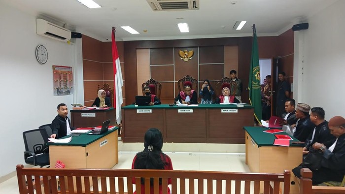 Terdakwa Marliyati saat duduk di uang sidang PN Batam, Kamis (6/11/2025).