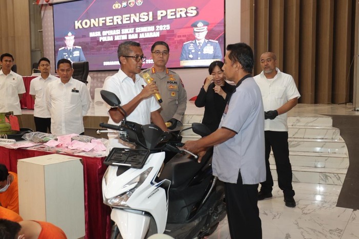 Polda Jatim Kembalikan Barang Bukti Curanmor Hasil Operasi Sikat Semeru 2025