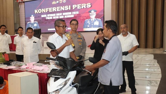 Polda Jatim Kembalikan Barang Bukti Curanmor Hasil Operasi Sikat Semeru 2025