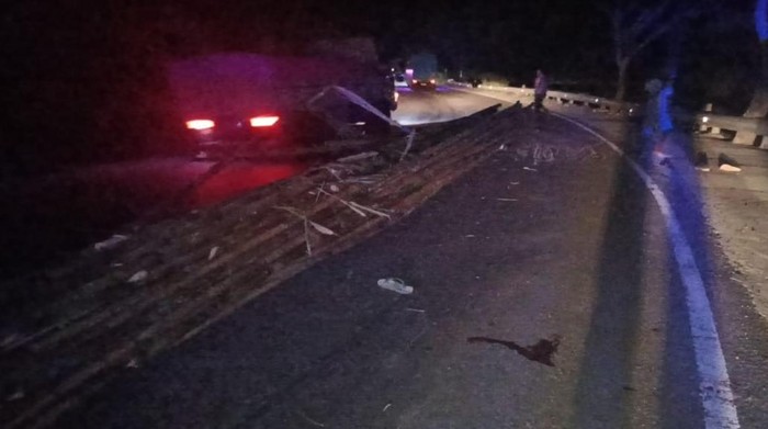 Sebuah truk bermuatan bambu terguling di Kabupaten Polewali Mandar (Polman), Sulawesi Barat (Sulbar) diduga gegara sopir mengantuk.