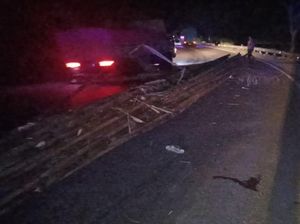 Truk Bermuatan Bambu Terguling di Polman, 1 Orang Tewas-3 Luka
