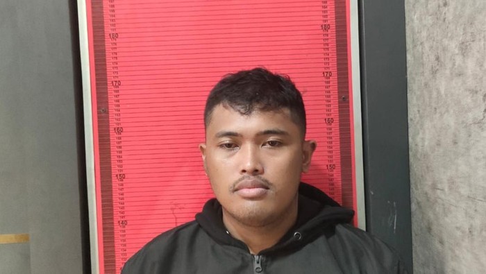 Polisi gadungan Dandi Maulana (25)