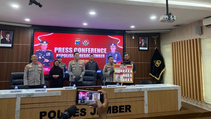 Polres Jember berhasil menggagalkan pengiriman 885 gram sabu dan 300 ekstasi ke Bali.