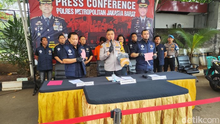 Polres Metro Jakarta Barat menangkap dua pelaku pencurian rumah kosong atau rumsong. (Matius Alfons/detikcom)