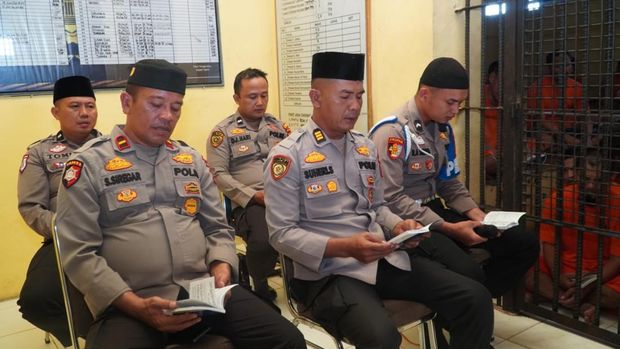 Polres Rohul menggelar pengajian di dalam Rutan, mengajak para tahanan untuk bertobat. Polres Rohul menggelar pengajian di dalam Rutan, mengajak para tahanan untuk bertobat, Kamis (6/11/2025).